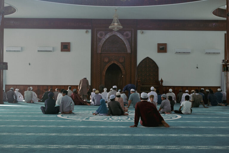 Fidèles à l'intérieur de la mosquée