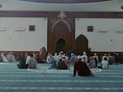 Fidèles à l'intérieur de la mosquée