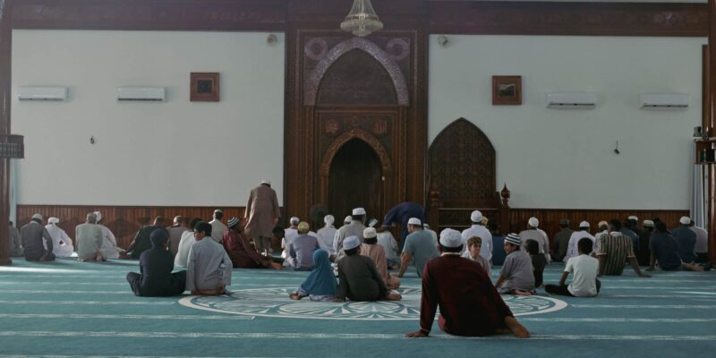 Fidèles à l'intérieur de la mosquée