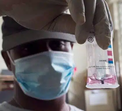 ONU Photo/Victoria Hazou La marijuana et la cocaïne saisies sont analysées et inventoriées avant d'être transférées pour destruction.