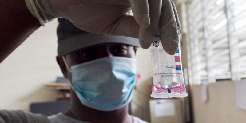 ONU Photo/Victoria Hazou La marijuana et la cocaïne saisies sont analysées et inventoriées avant d'être transférées pour destruction.