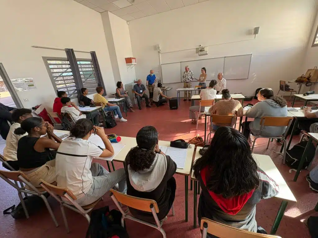 Conférence d'Enis Rockel en décembre 2024 au lycée Pierre Lagourgue dans une classe de 2nd bac pro sécurité, à l'occasion du centenaire du Tampon.