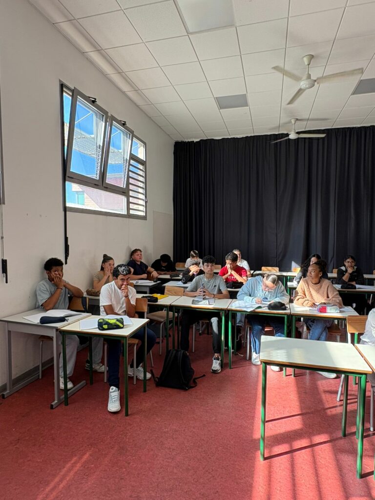 Conférence de l'historien Enis Rockel devant les élèves de seconde bac pro sécurité du lycée Pierre Lagourgue, en décembre 2024.