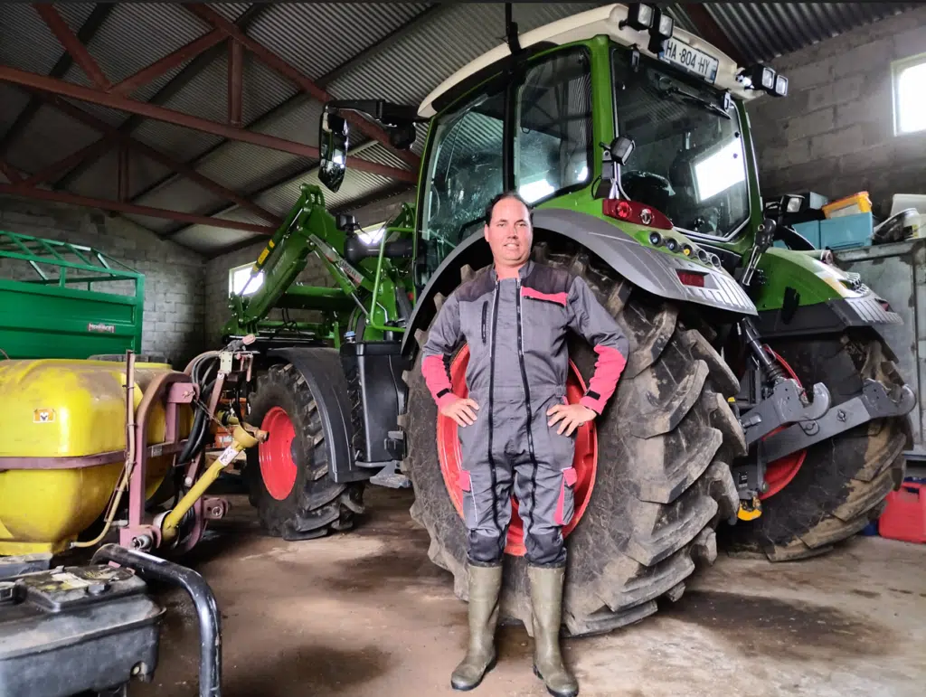 Yanis Smith, éleveur à la Plaine des Cafres, attend toujours le versement de son aide Feader. (Mars 2025, photo JSG)