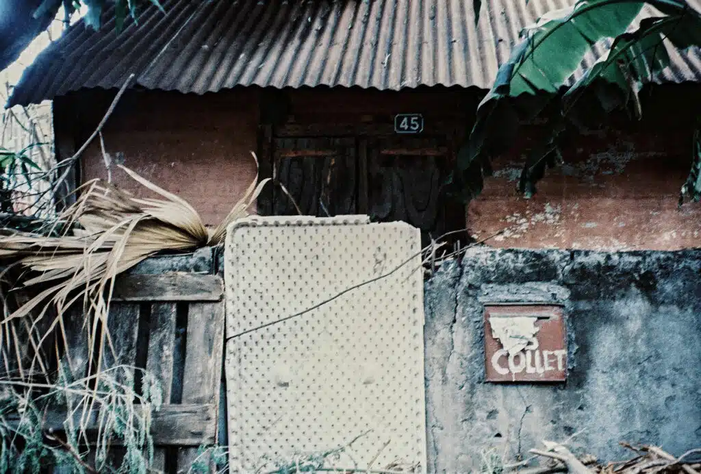 Entrée d'une vieille case créole au niveau du lavoir de Saint-Pierre.
