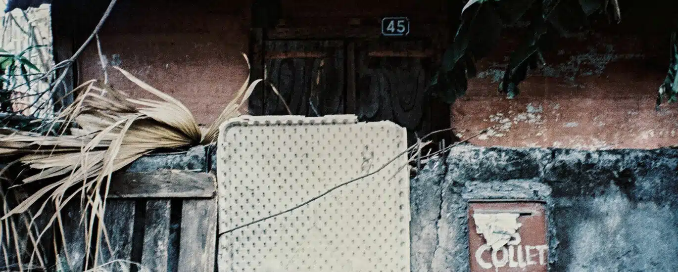 Entrée d'une vieille case créole au niveau du lavoir de Saint-Pierre.