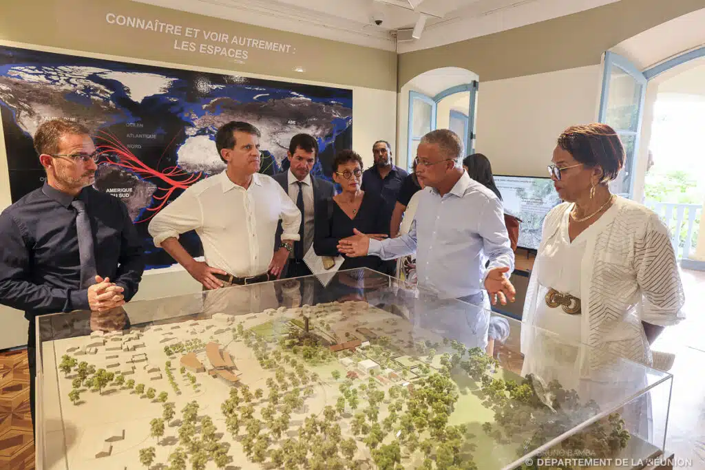Manuel Valls au musée de Villèle Photo Bruno Bamba pour le Département