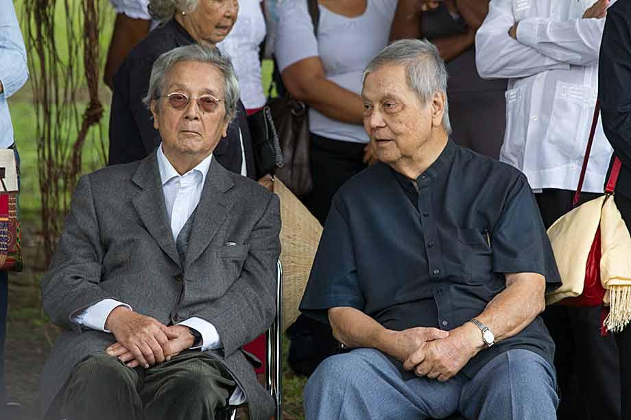 Jacques et Paul Vergès réuni lors des obsèque de Laurence Vergès. (Photo : collection privée)