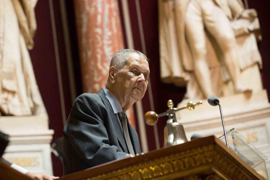 Paul Vergès préside la séance d'installation du sénat en tant que doyen de l'assemblée.