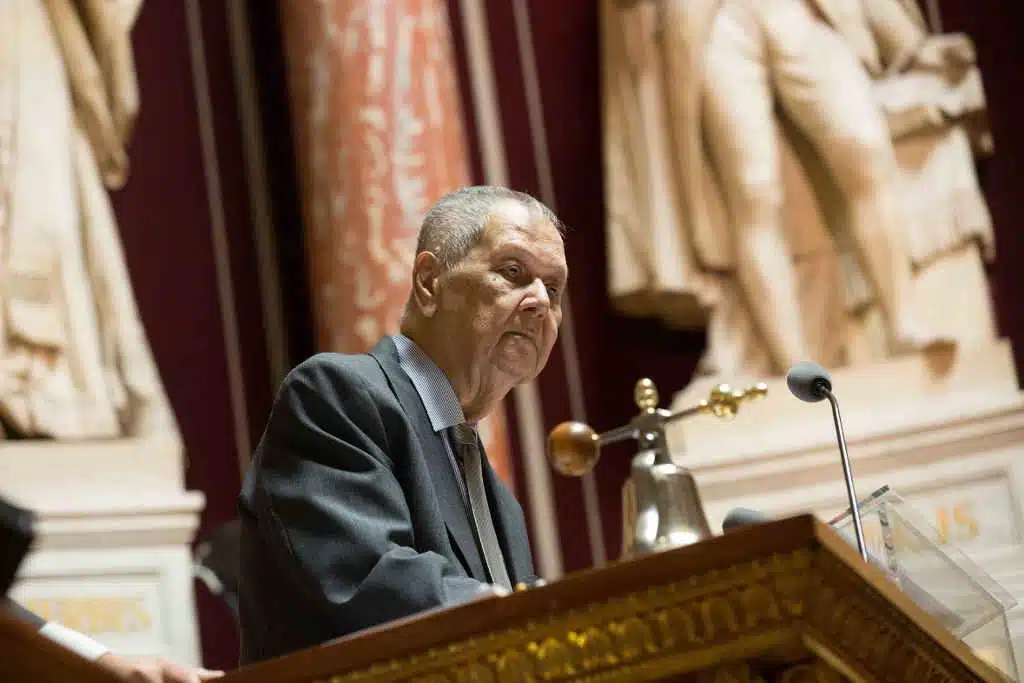 Paul Vergès préside la séance d'installation du sénat en tant que doyen de l'assemblée.