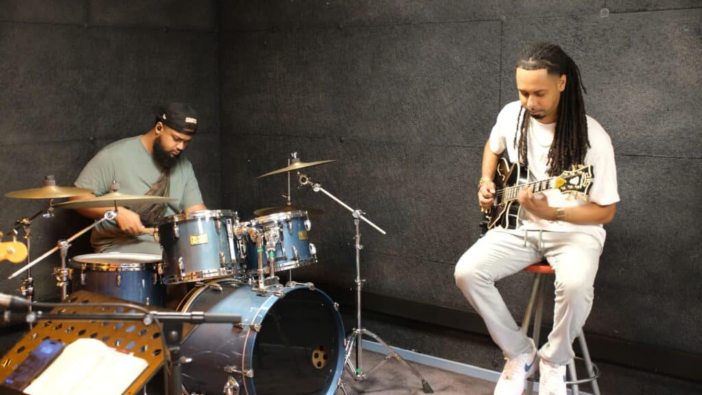 Gwendoline Absalon, musique jazz Dylan Marvillier à la batterie, Victor Boyer à la guitare