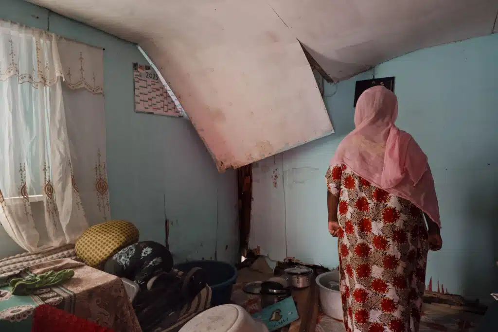 Durant le cyclone Chido, Nassima s'est fait voler son titre de séjour. Depuis, elle n'ose plus sortir de chez elle de peur de se faire contrôler et renvoyer vers les Comores. La fermeture de la Préfecture depuis le cyclone l'empêche aujourd'hui d'obtenir une nouvelle carte.