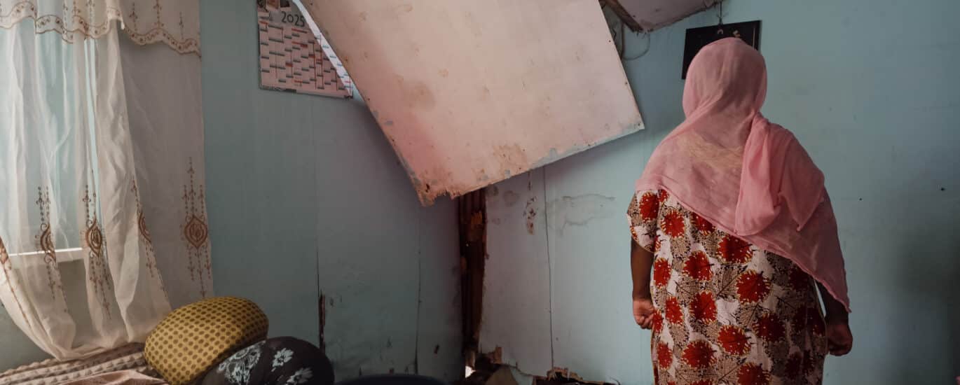 Durant le cyclone Chido, Nassima s'est fait voler son titre de séjour. Depuis, elle n'ose plus sortir de chez elle de peur de se faire contrôler et renvoyer vers les Comores. La fermeture de la Préfecture depuis le cyclone l'empêche aujourd'hui d'obtenir une nouvelle carte.