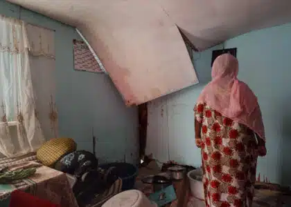 Durant le cyclone Chido, Nassima s'est fait voler son titre de séjour. Depuis, elle n'ose plus sortir de chez elle de peur de se faire contrôler et renvoyer vers les Comores. La fermeture de la Préfecture depuis le cyclone l'empêche aujourd'hui d'obtenir une nouvelle carte.