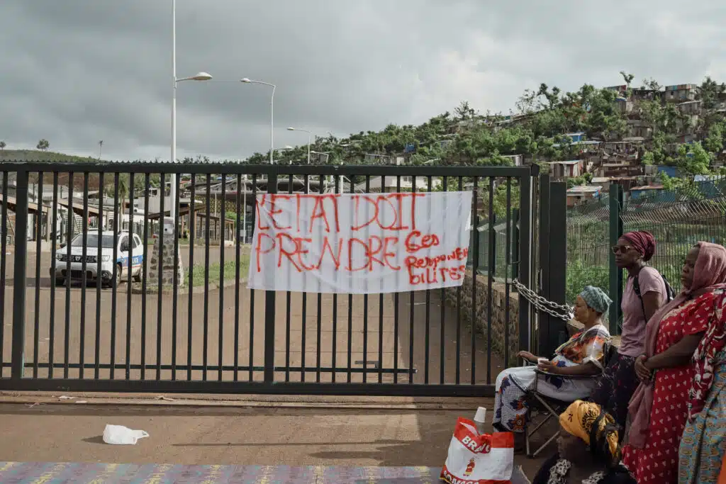 Les parents d'eleves bloquent l'acces a l'ecole pour protester contre l'utilisation des lieux comme centre d'accueil pour migrants.