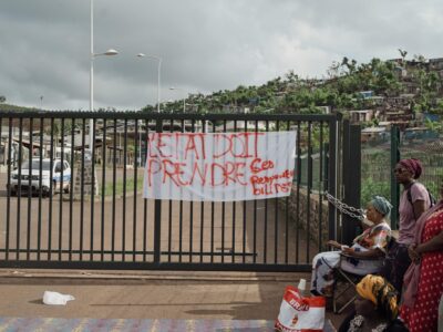 Les parents d'eleves bloquent l'acces a l'ecole pour protester contre l'utilisation des lieux comme centre d'accueil pour migrants.