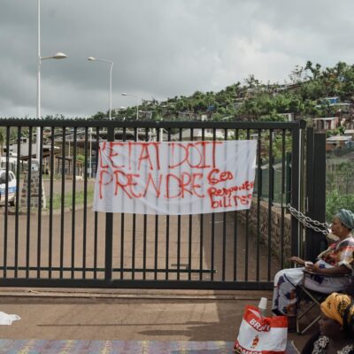 Les parents d'eleves bloquent l'acces a l'ecole pour protester contre l'utilisation des lieux comme centre d'accueil pour migrants.