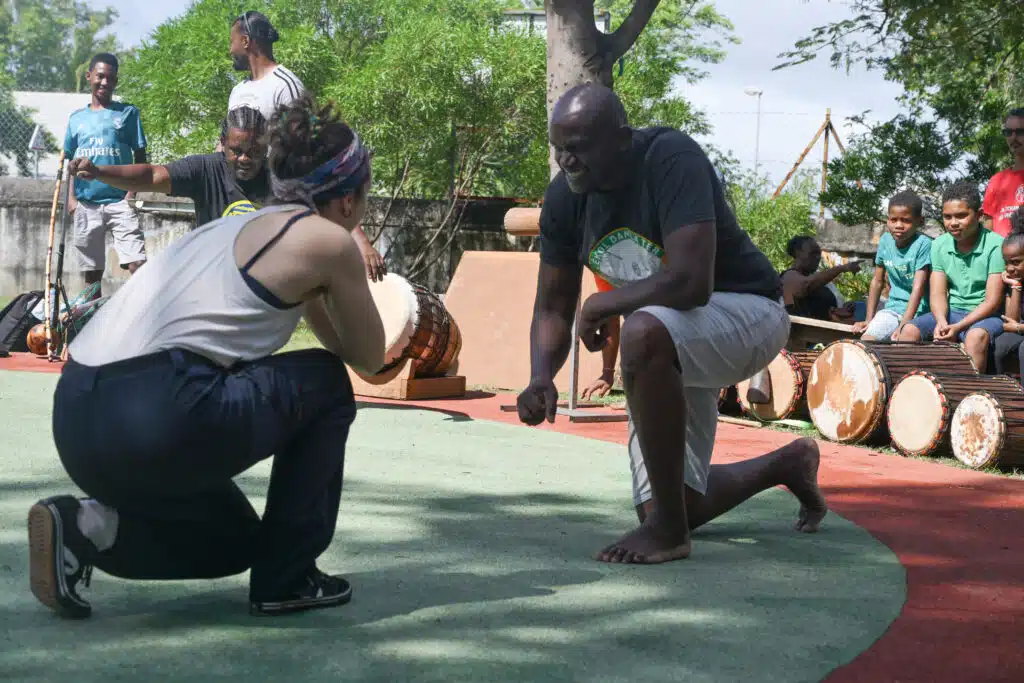 A la fin de leur combat, les combattants posent un genou à terre.