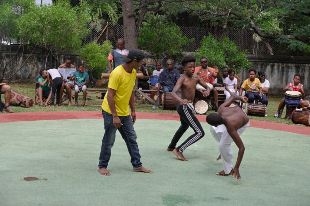 Deux jeunes moringueurs s'affrontent lors de la compétition.