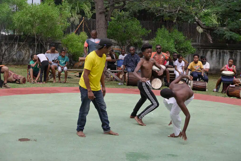 Deux jeunes moringueurs s'affrontent lors de la compétition.