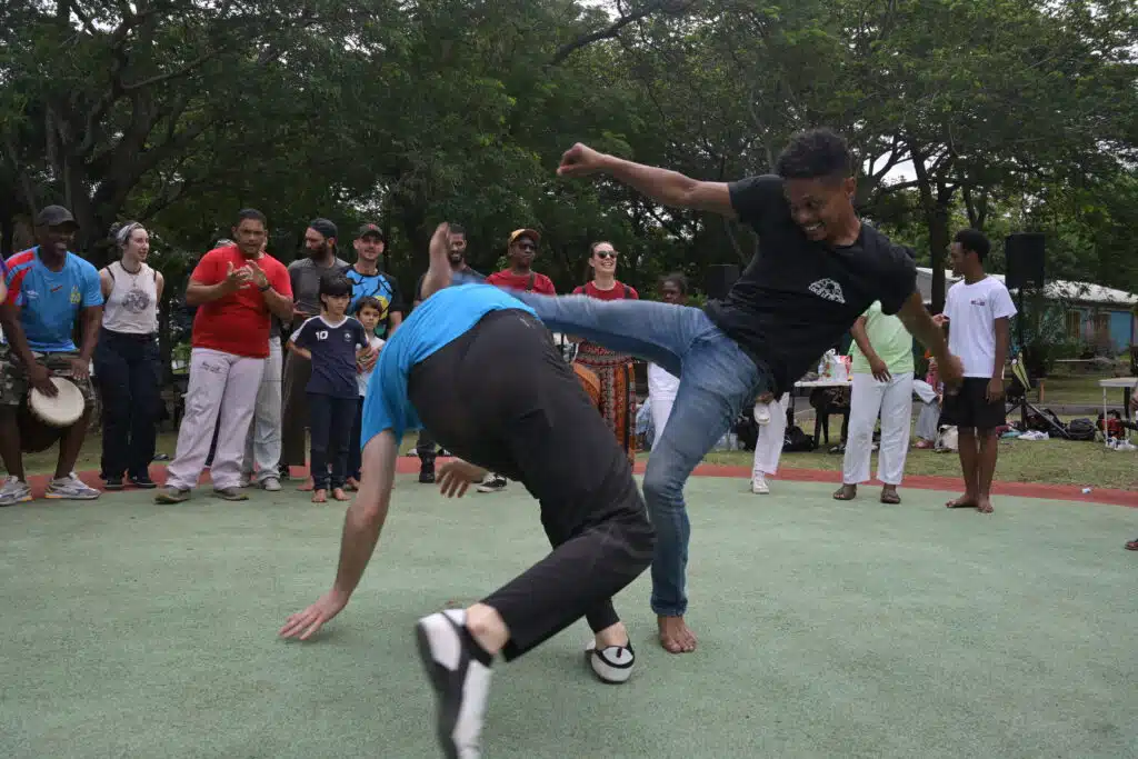Démonstration de capoeira. Le moringueur (à droite) utilise plus ses pieds que son adversaire venant de la capoeira (à gauche).