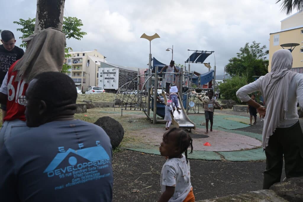 Les enfants et les parents se retrouvent au niveau de l'aire de jeux pour participer aux activités organisées par les associations du quartier.