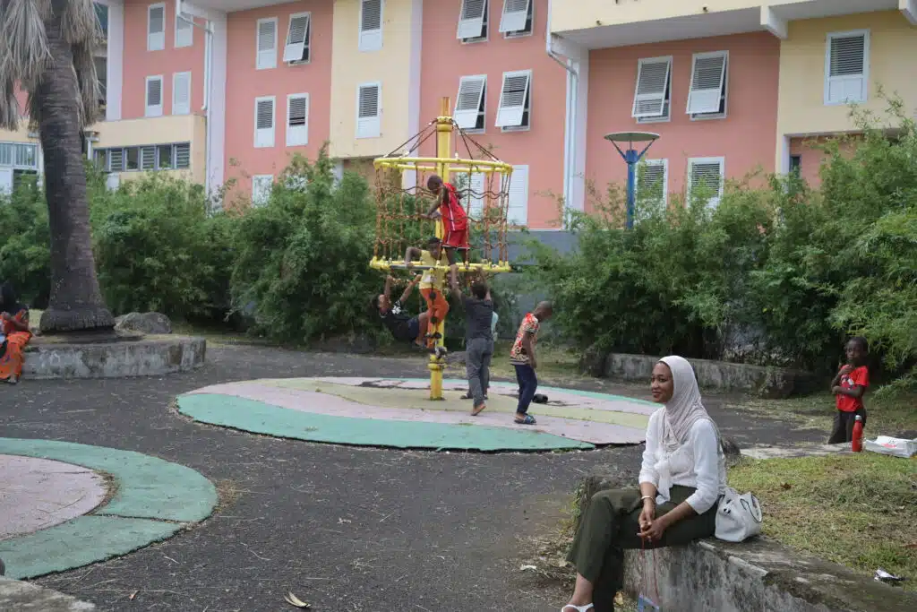 Enfants qui jouent dans le jardin du quartier de Bras-Fusil.