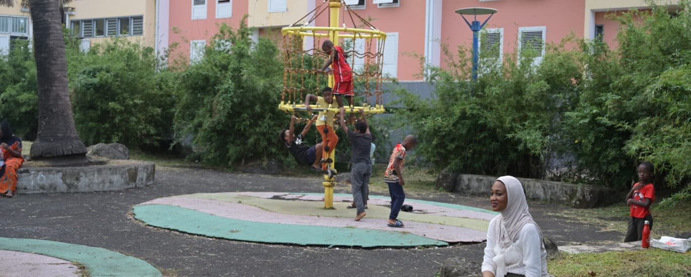 Enfants qui jouent dans le jardin du quartier de Bras-Fusil.