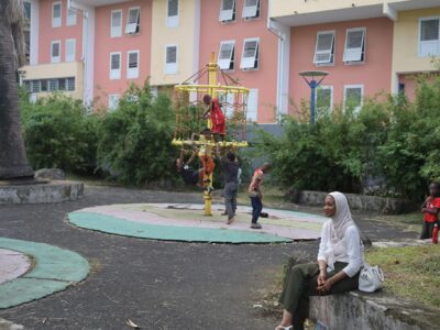Enfants qui jouent dans le jardin du quartier de Bras-Fusil.
