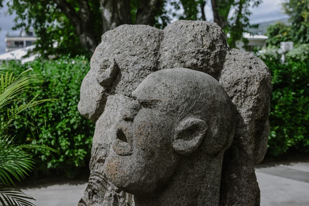Statue représentant les têtes décapitées de Eli, leader de la révolte et ses trois frères, Vincent, Zéphyr et Paul dans le jardin de la Liberté de Saint-Paul.