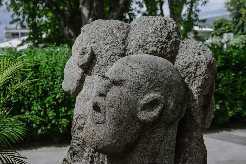 Statue représentant les têtes décapitées de Eli, leader de la révolte et ses trois frères, Vincent, Zéphyr et Paul dans le jardin de la Liberté de Saint-Paul.