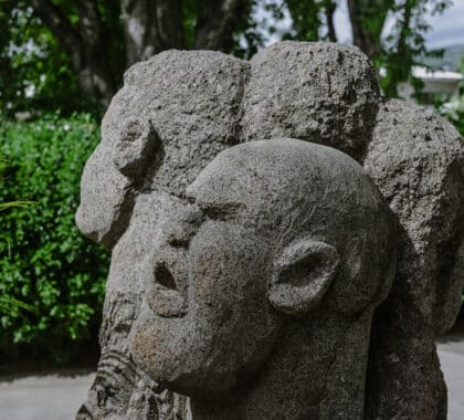 Statue représentant les têtes décapitées de Eli, leader de la révolte et ses trois frères, Vincent, Zéphyr et Paul dans le jardin de la Liberté de Saint-Paul.