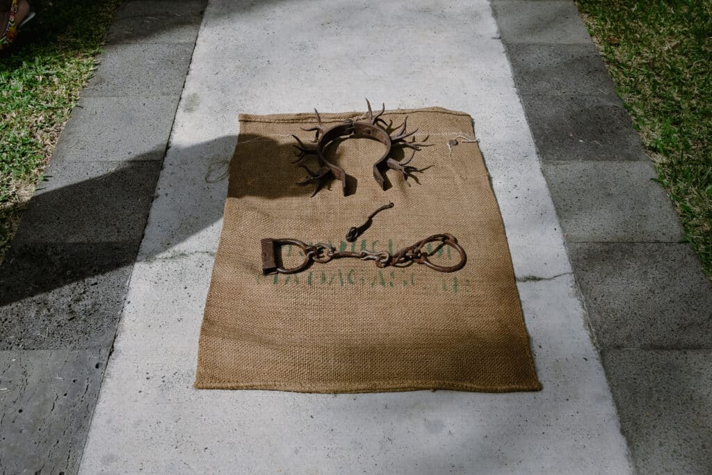 Entraves de cou et de pieds utilisées durant la période de l'esclavage sur l'île de La Réunion.