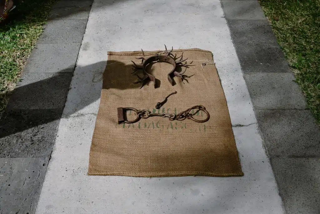Entraves de cou et de pieds utilisées durant la période de l'esclavage sur l'île de La Réunion.