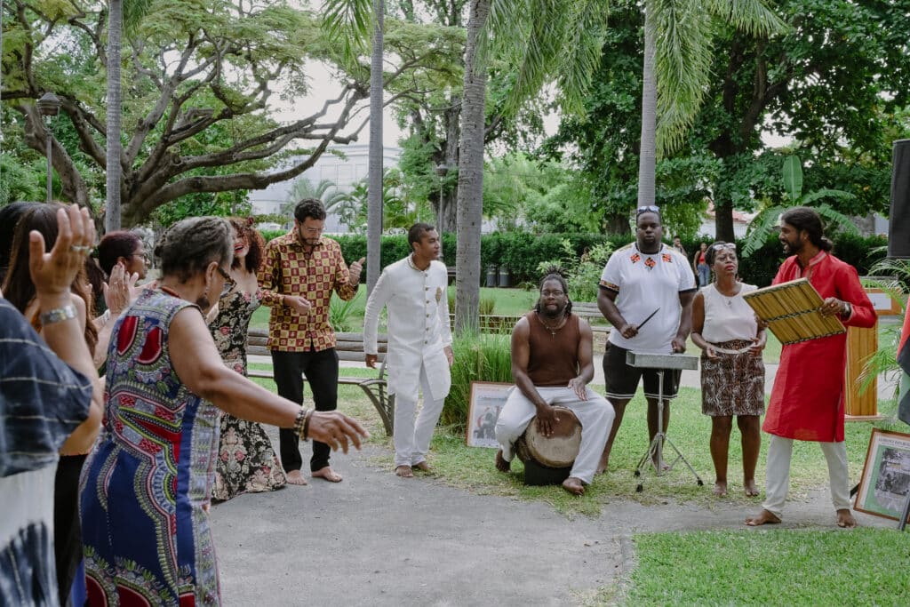 accompagnés de Zamkèr jouent des airs de maloya après l'hommage aux insurgés.