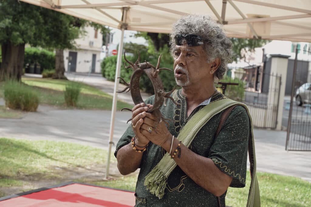 Yvrin Rosalie, président du komité Eli, montre des entraves, vestiges de l'esclavage à La Réunion.