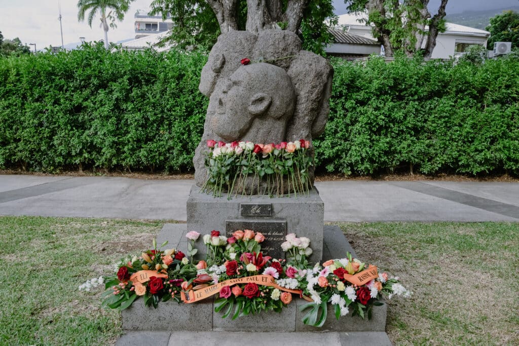 Statue commémorative représentant Élie et ses frères.