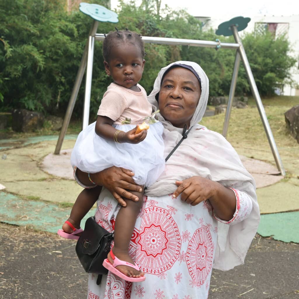 Une grand-mère et sa petite fille. Ici toutes les générations se côtoient dans le quartier.