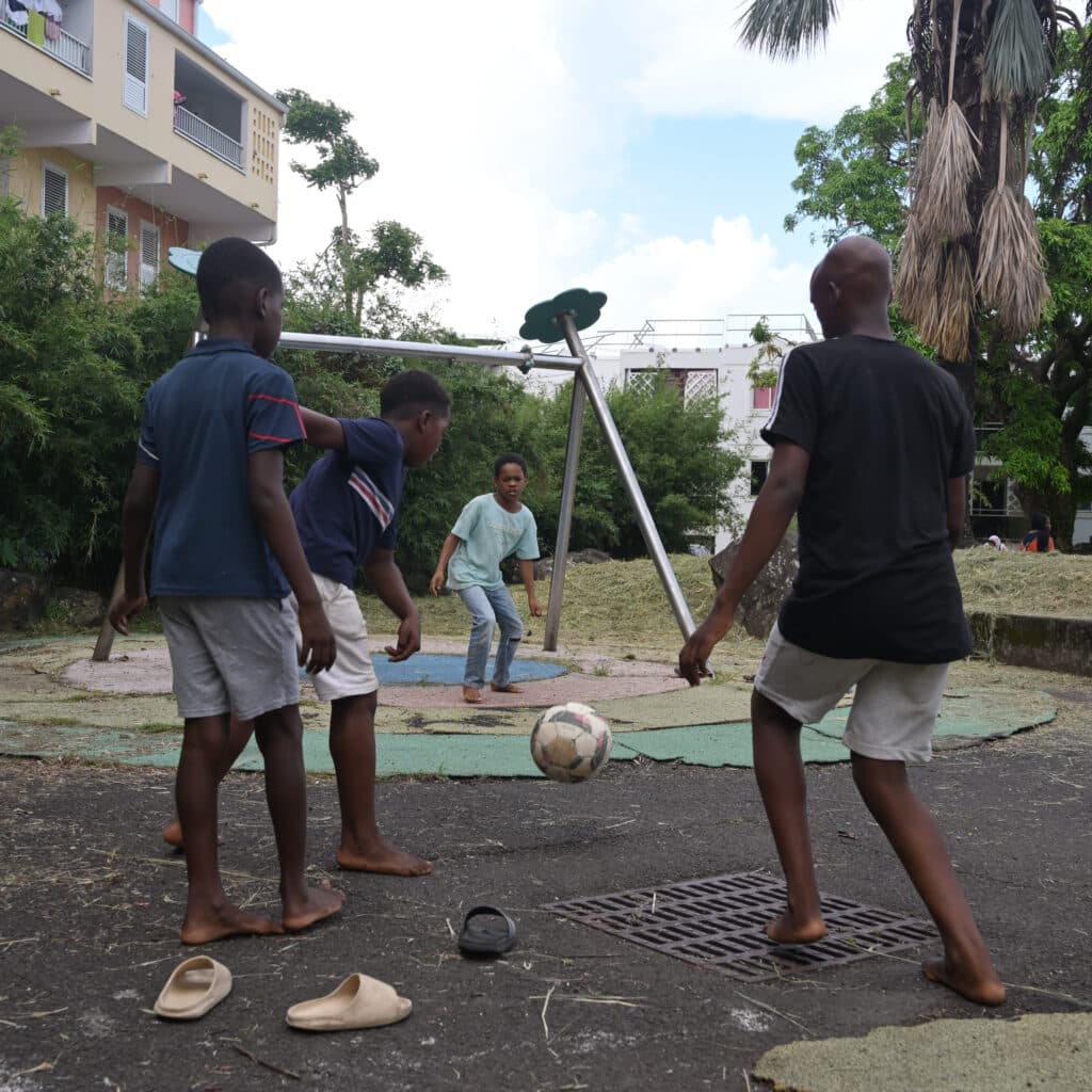 Des enfants du quartier de Bras Fusil jouent au football.