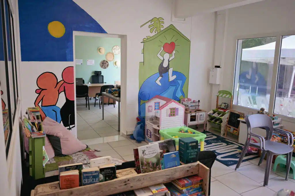 Espace jeux pour adultes et enfants. Les livres et les jeux peuvent même être empruntés par les adhérents.