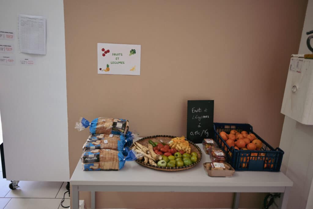 L'épicerie solidaire propose des fruits et légumes à seulement 15 centimes le kilo. Une alternative pour les familles avec des petits budgets.