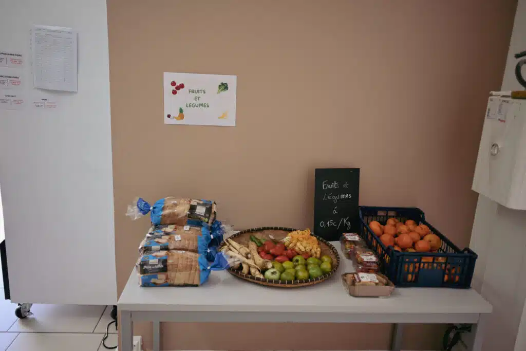 L'épicerie solidaire propose des fruits et légumes à seulement 15 centimes le kilo. Une alternative pour les familles avec des petits budgets.