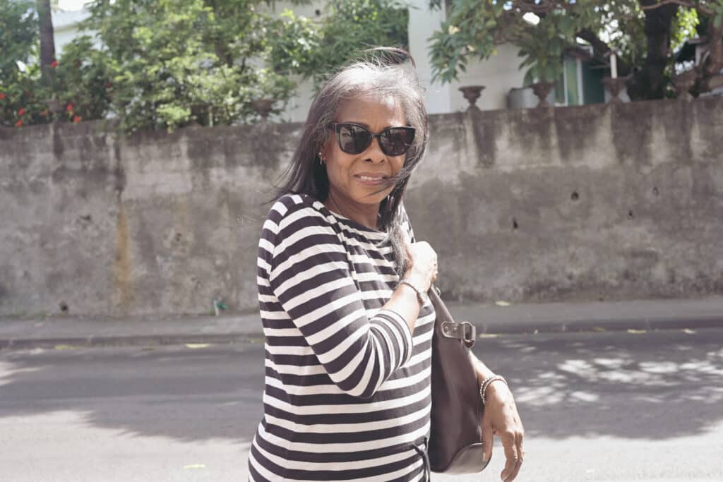 Marie-José, habitante du quartier du Gol, vient tous les mercredis avec son petit-fils pour profiter des locaux.