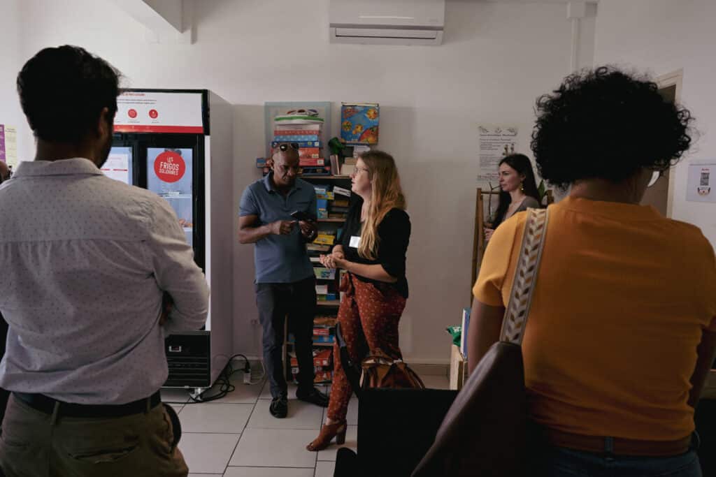 Emilie Gallet, co-porteuse du projet, présente les différents services proposés par le lieu solidaire et l'association. Un exemple pour de nombreux acteurs de la solidarité présents ce matin.