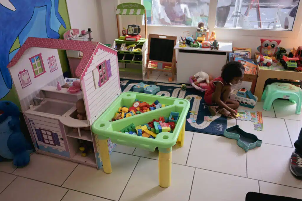 Les enfants ont accès à une grande diversité de jeux et livres. Un plus pour de nombreux parents.