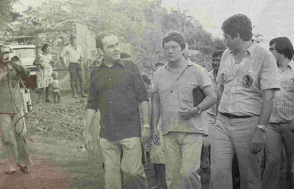 Paul Vergès accueille Georges Marchais lors d'une visite au Port. (Collection privée)