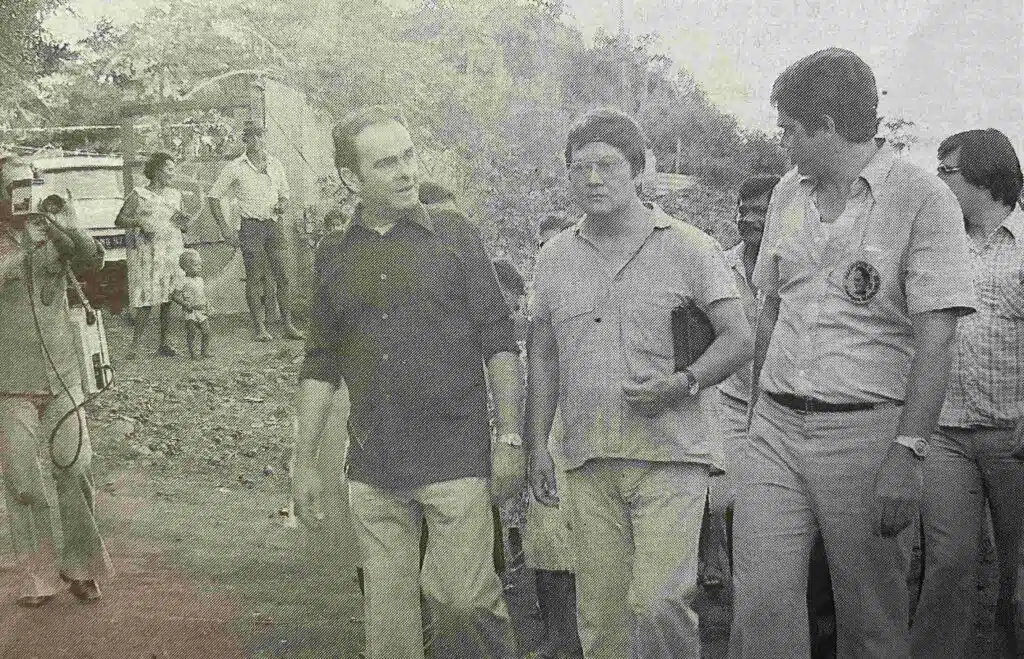 Paul Vergès accueille Georges Marchais lors d'une visite au Port. (Collection privée)
