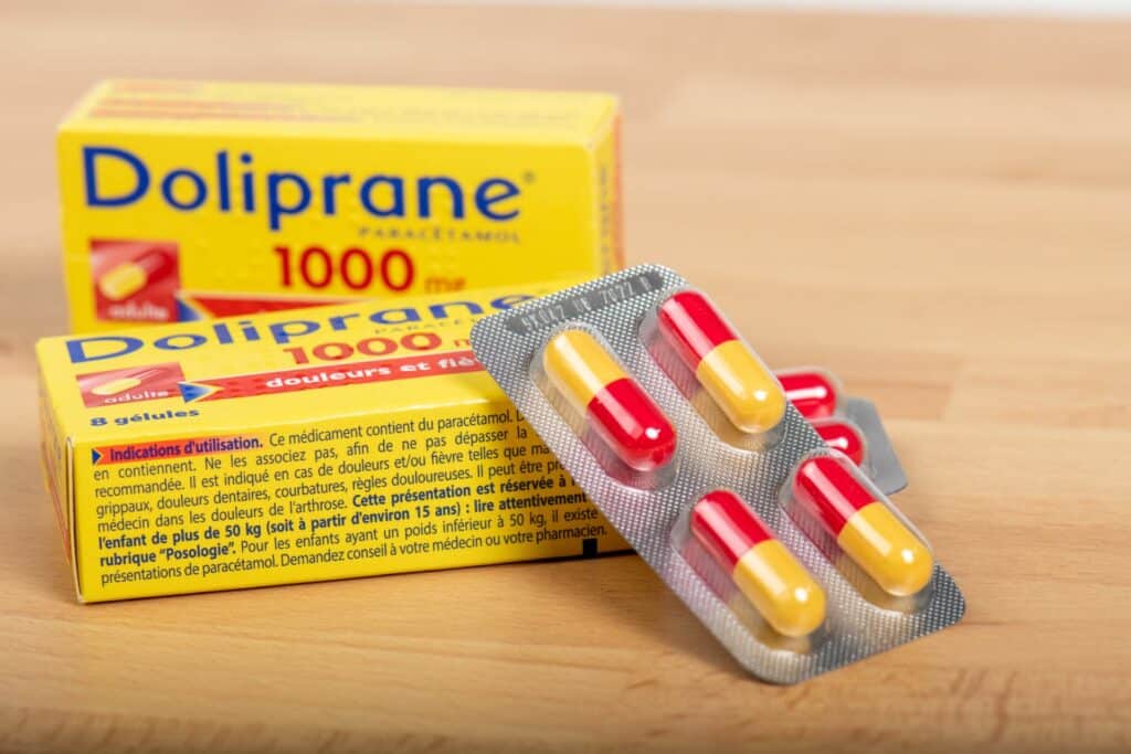 Les médicaments anti-inflammatoires non stéroïdiens comme l'ibuprofène et le paracétamol sont très recommandés pour atténuer les symptômes du chikungunya. (Photo : © Pixavril/shutterstock.com)