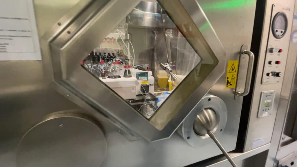 C'est derrière cette porte blindée hermétique à la radioactivité que sont synthétisées les doses de marqueur au fluor 18. © Franck Cellier