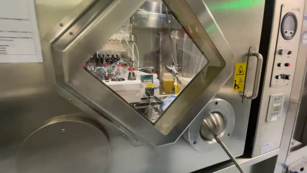 C'est derrière cette porte blindée hermétique à la radioactivité que sont synthétisées les doses de marqueur au fluor 18. © Franck Cellier